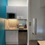 Nouvel agencement de la cuisine désormais ouverte sur le salon - rénovation complète d'un appartement à Lyon