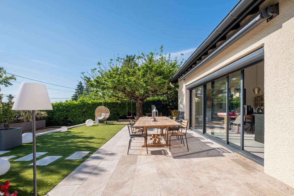 Nouveau revêtement de sol pour la terrasse - Aménagement extérieur d'une maison à Tassin-la-Demi-Lune