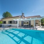 Vue sur la terrasse rénovée depuis la piscine - Aménagement extérieur d'une maison à Tassin-la-Demi-Lune