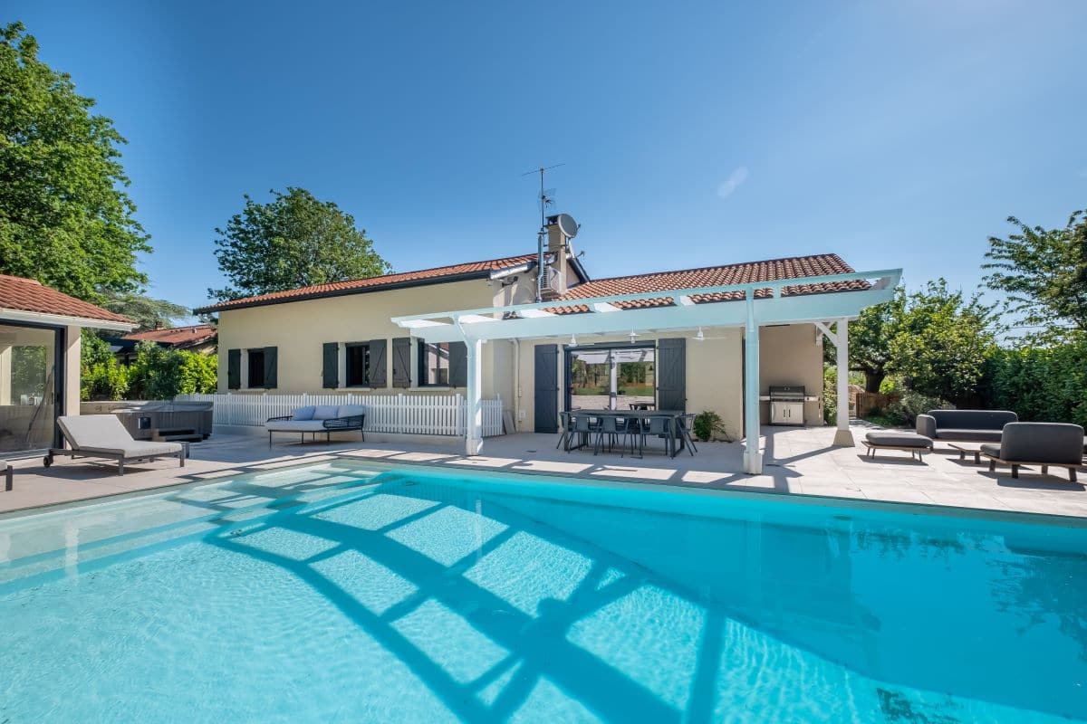 Vue sur la terrasse rénovée depuis la piscine - Aménagement extérieur d'une maison à Tassin-la-Demi-Lune