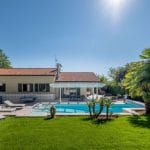 Aménagement extérieur d'une maison à Tassin-la-Demi-Lune avec vue sur la piscine