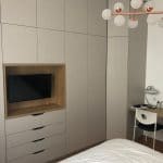 Création d'un dressing avec une niche pour la télévision - rénovation partielle appartement Lyon