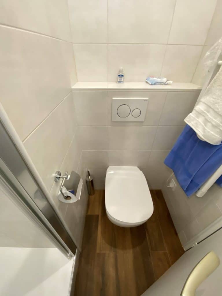 Pose d'un wc suspendu - rénovation d'une salle de bain à Paris par illiCO travaux