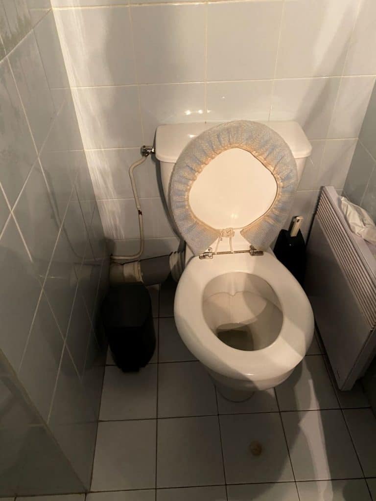 WC avant travaux - rénovation d'une salle de bain à Paris par illiCO travaux
