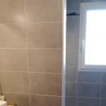 Douche à l'italienne et nouvelle vasque, sol antidérapant dans la douche - rénovation salle de bain Saint-Laurent-du-Pont