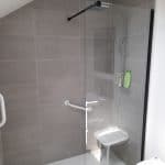 Douche avec barre de maintien et siège pour les personnes à mobilité réduite - rénovation d'une salle de bain à Wambrechies