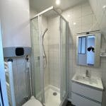 Vue globale de la salle de bain aménagée - rénovation d'un studio à Paris par illiCO travaux