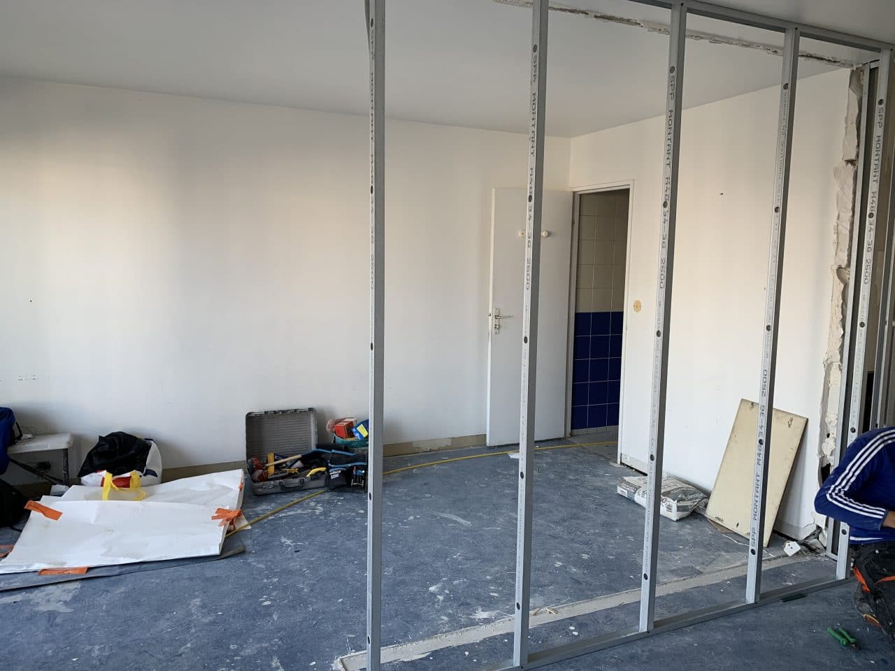 rénovation d'appartement pour de la locatif à Bordeaux - pendant travaux pose d'une cloison