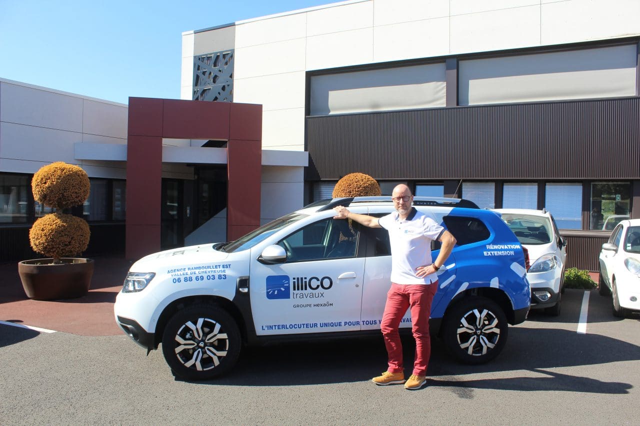 illiCO travaux Rambouillet Est - Vallée de Chevreuse  - responsable d'agence et sa voiture illiCO travaux