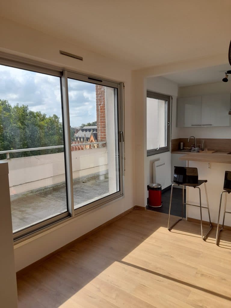 rénovation d'appartement locatif à Lille Saint-Maurice - baie vitrée et cuisine