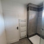 Douche spacieuse et sèche serviette- Rénovation d'une salle de bain à Bourges par illiCO travaux