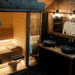 Salle de bain raffinée avec un sauna finlandais