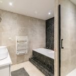 rénovation d'un appartement à Toulouse - salle de bain avec douche et baignoire
