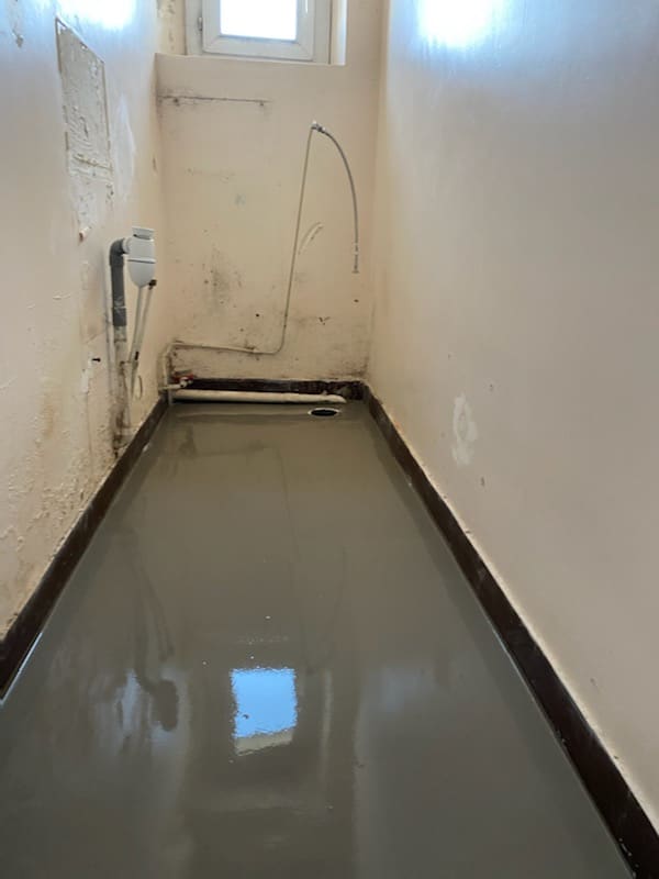 Ragréage dans le WC - Rénovation d'un appartement à Lorient en vue d'une mise en location