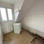 Salle de bain en cours de dépose - Rénovation d'un appartement à Lorient en vue d'une mise en colocation