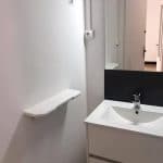 Pose d'une vasque dans la salle de bain - Rénovation d'un appartement à Perpignan par illiCO travaux