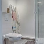 WC suspendu dans la salle de bain - Rénovation complète d'un appartement à Strasbourg par illiCO travaux