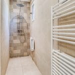 Douche à l'italienne à la place de la baignoire - Rénovation complète d'une salle de bain aux Matelles près de Montpellier par illiCO travaux