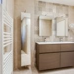 Doubles vasques avec miroirs et sèche serviettes - Rénovation complète d'une salle de bain aux Matelles près de Montpellier par illiCO travaux