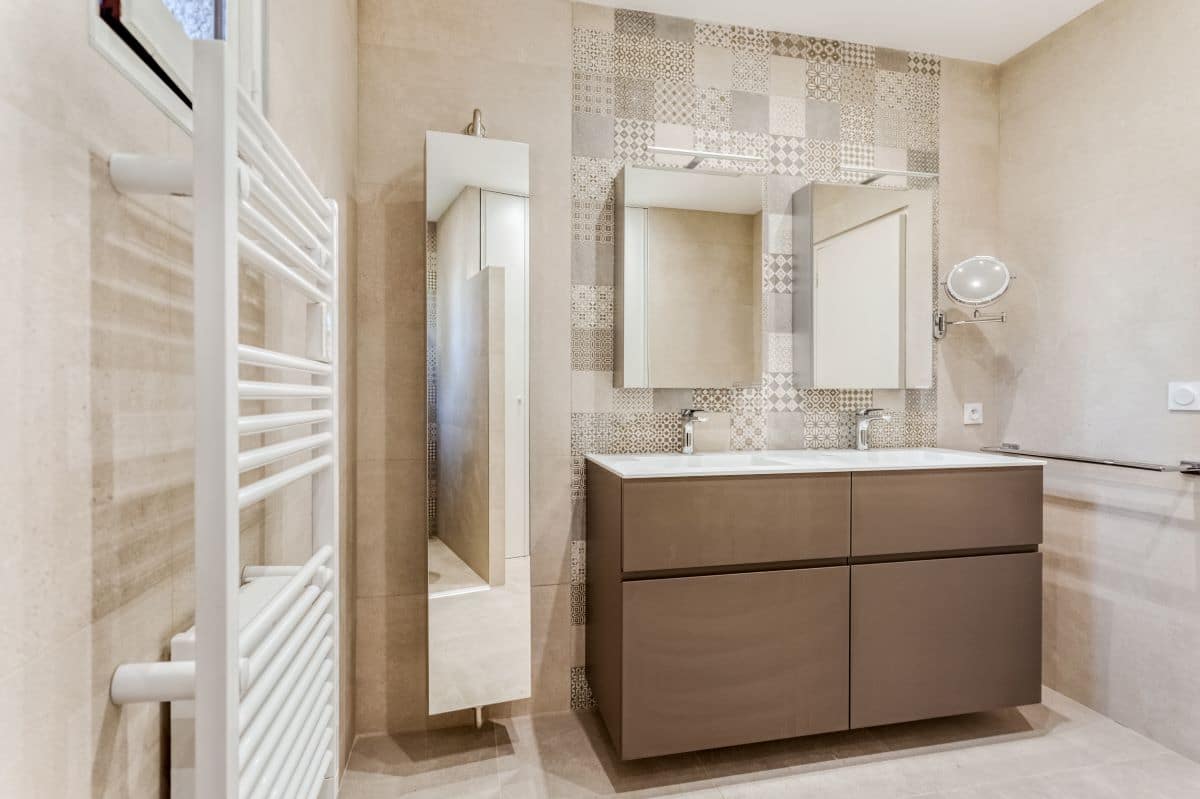 Doubles vasques avec miroirs et sèche serviettes - Rénovation complète d'une salle de bain aux Matelles près de Montpellier par illiCO travaux