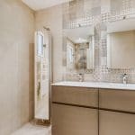 Nouvelle faïence aux murs - Rénovation complète d'une salle de bain aux Matelles près de Montpellier par illiCO travaux