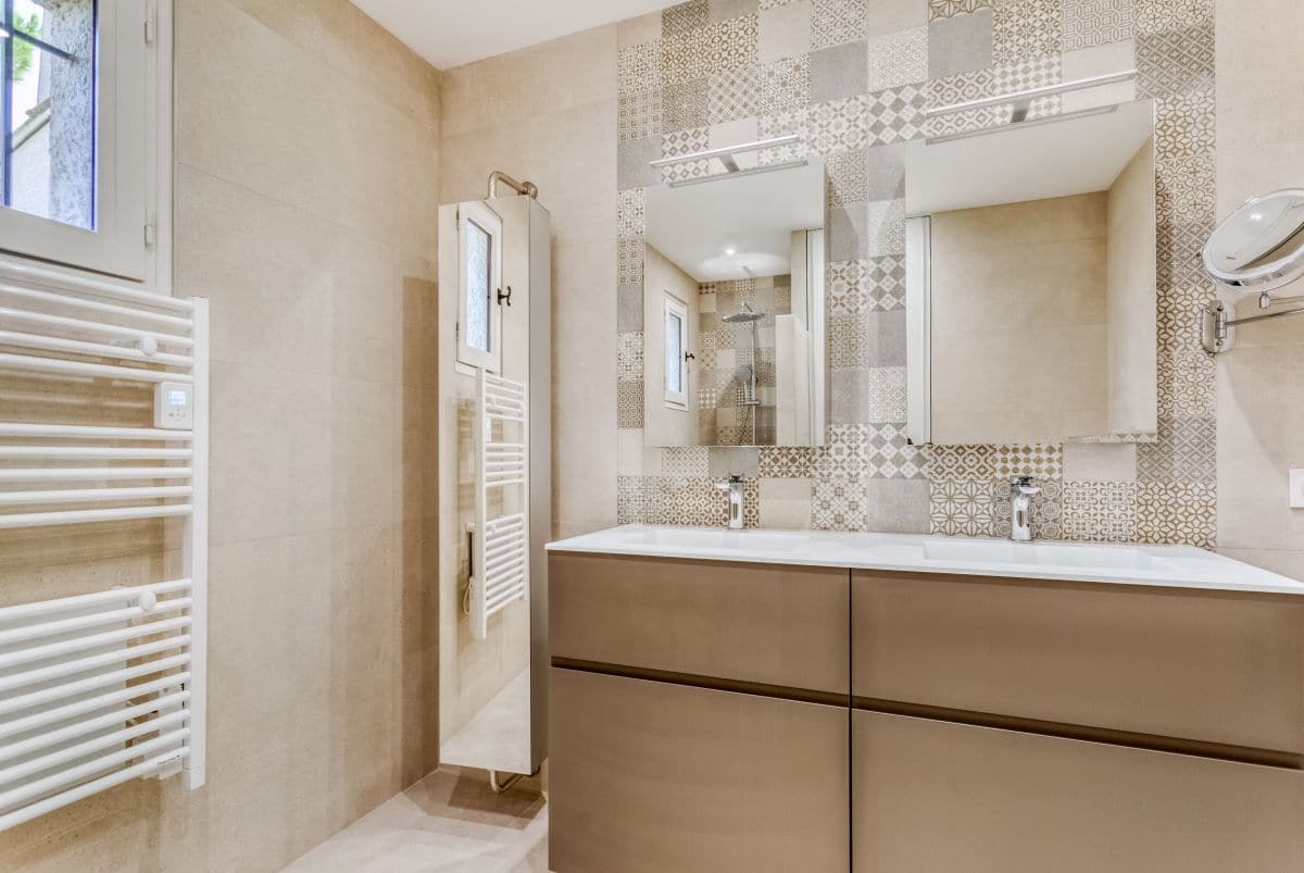 Nouvelle faïence aux murs - Rénovation complète d'une salle de bain aux Matelles près de Montpellier par illiCO travaux