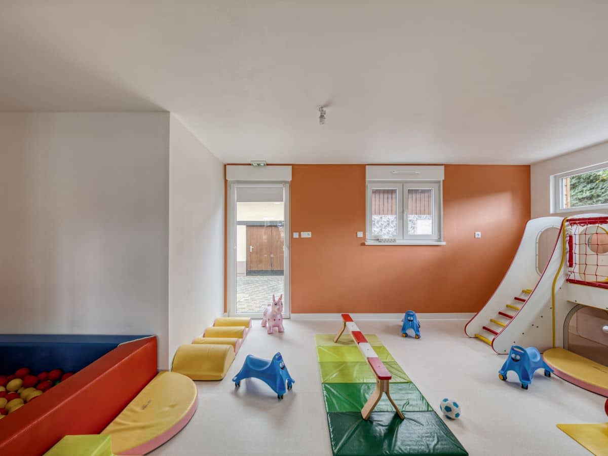 Salle de motricité Transformation d'une maison en micro-crèche en Alsace par illiCO travaux