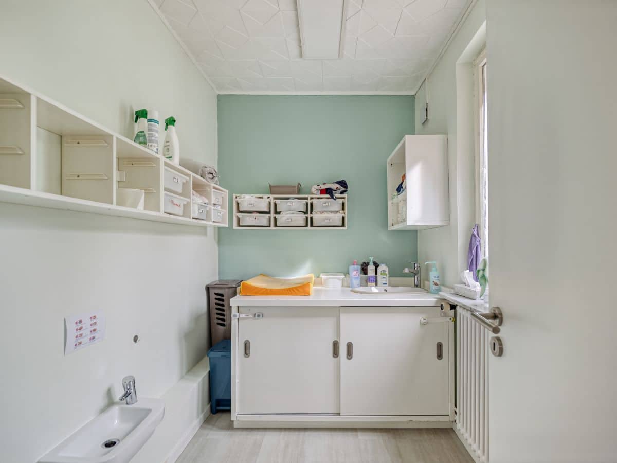 Coin sanitaire - Transformation d'une maison en micro-crèche en Alsace par illiCO travaux