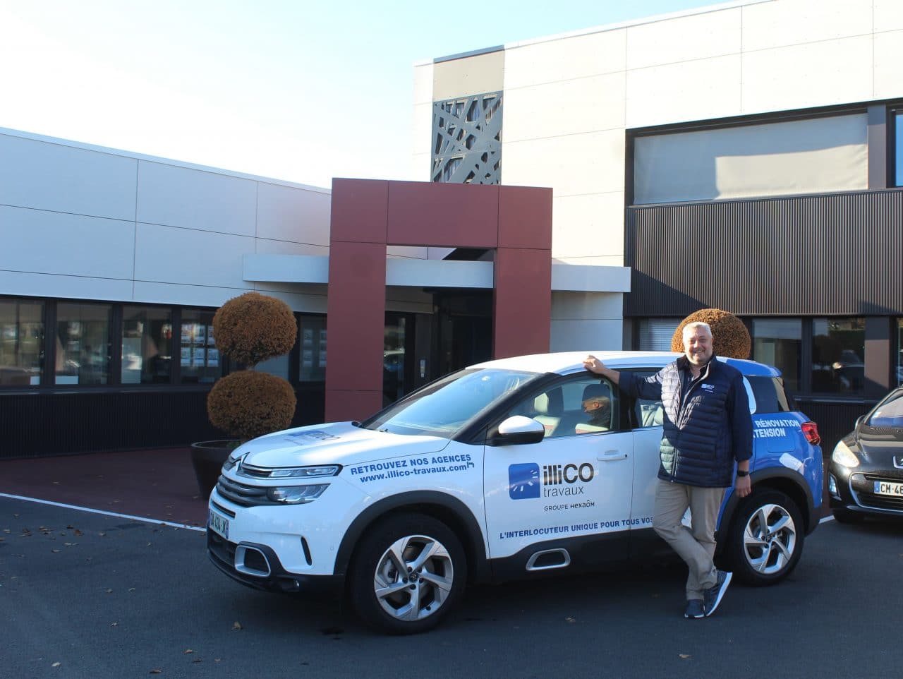 Gilles Blanc responsable illiCO travaux Antony - Bourg-la-Reine avec voiture illiCO travaux