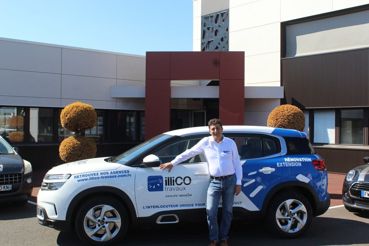 PAUL MARTINEZ - responsable illiCO travaux Feurs - Plaine du Forez avec voiture illiCO travaux