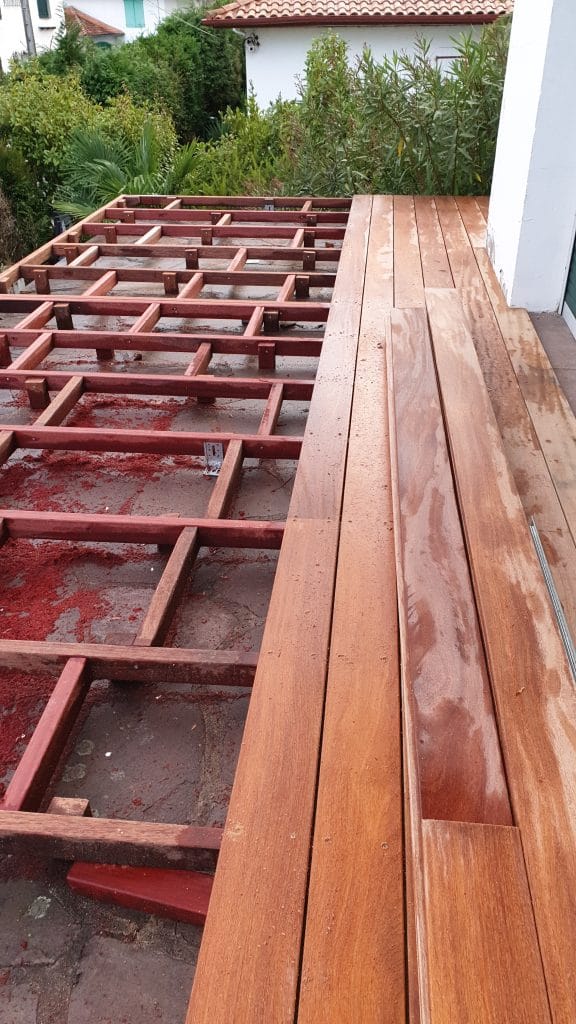 création d'une terrasse sur un balcon à Hendaye - pendant travaux de rénovation