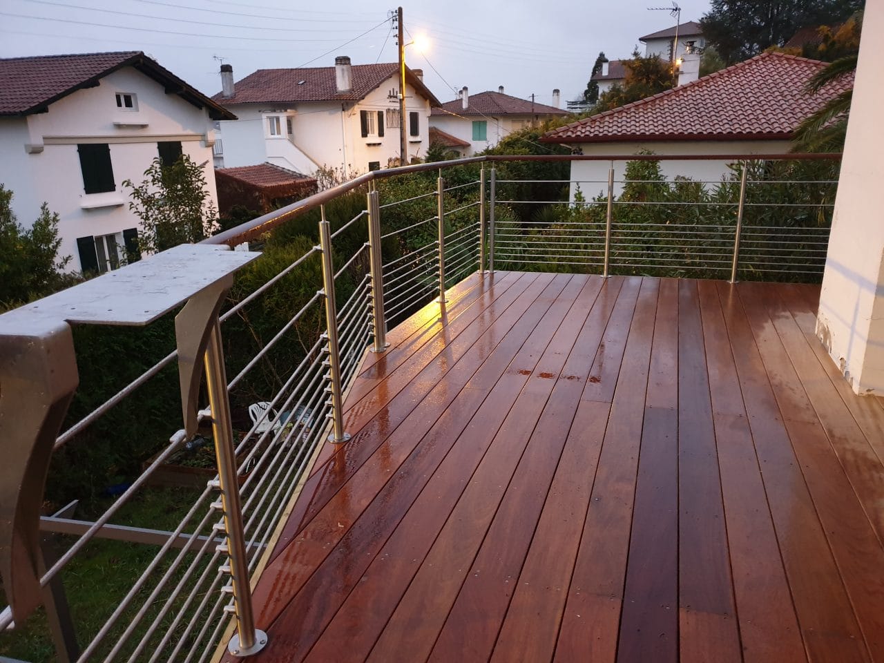 création d'une terrasse sur un balcon à Saint-Jean-de-Luz - terrasse en bois