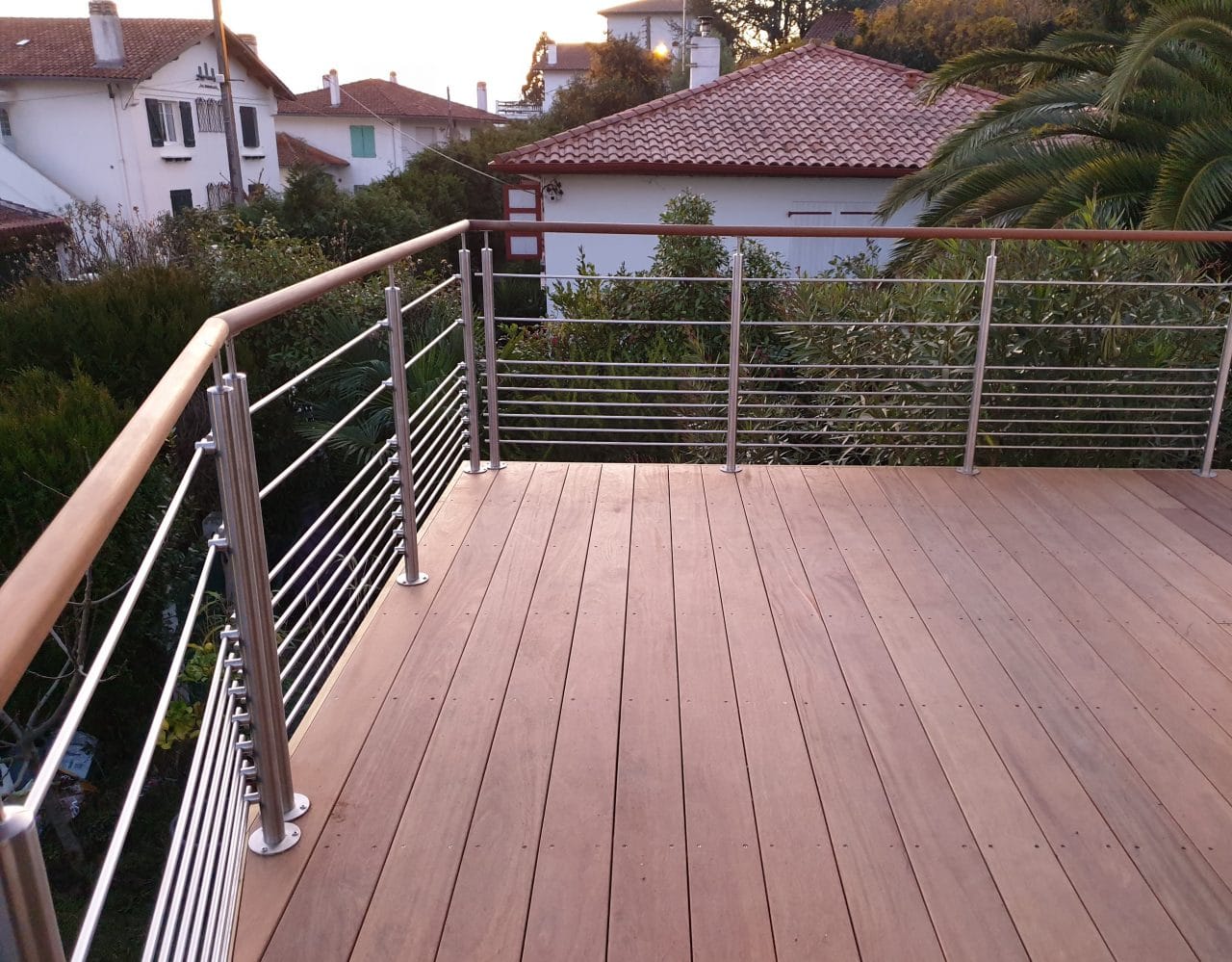 création d'une terrasse sur un balcon à Hendaye - terrasse en bois avec garde-corps