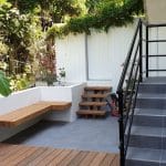 Escalier et banc intégré au muret - Création d'une terrasse à Saint-Jean-de-Luz par illiCO travaux