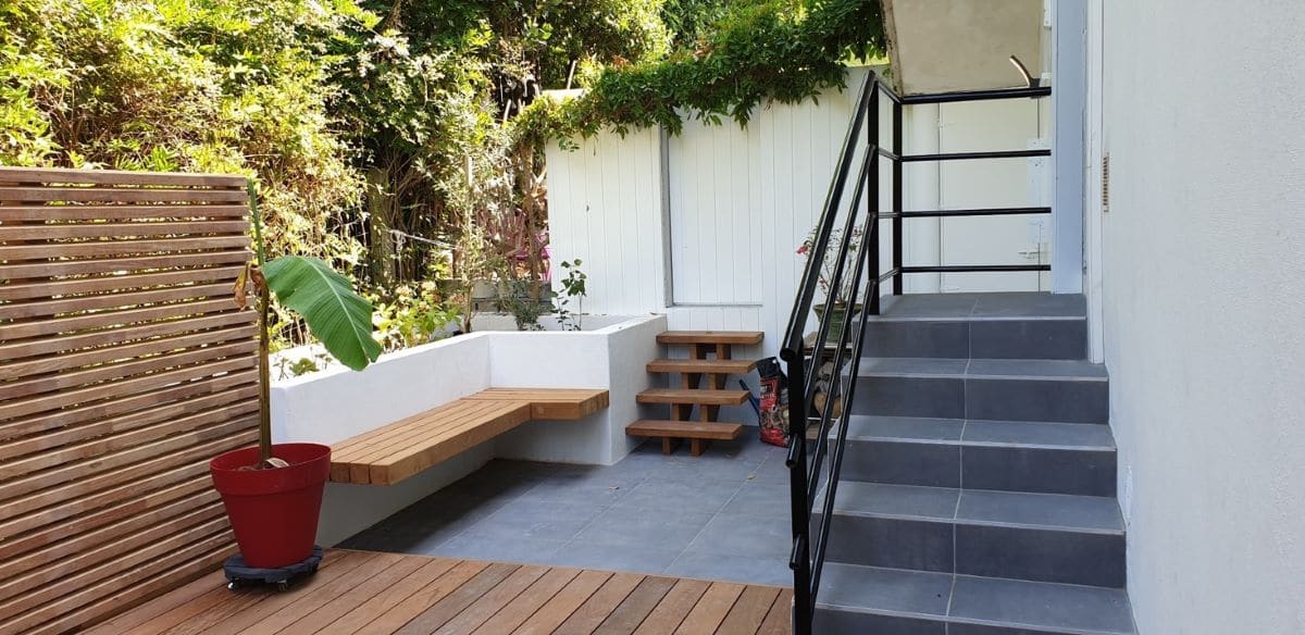 Escalier et banc intégré au muret - Création d'une terrasse à Hendaye par illiCO travaux