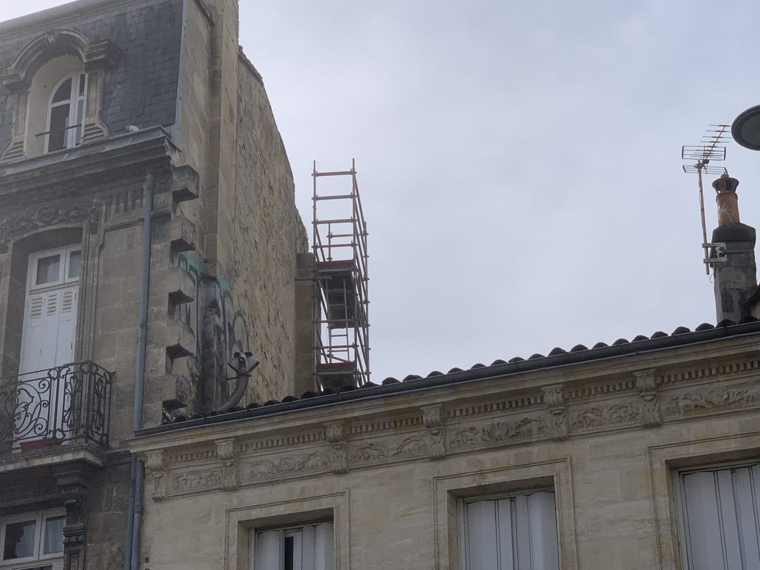 Démolition d’un conduit de cheminée à Bordeaux (33)