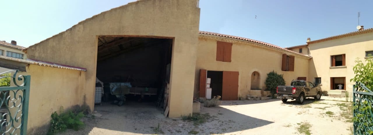 rénovation d'un ancien mas en micro-crèche à Morieres-Les-Avignon - extérieur avant travaux de rénovation