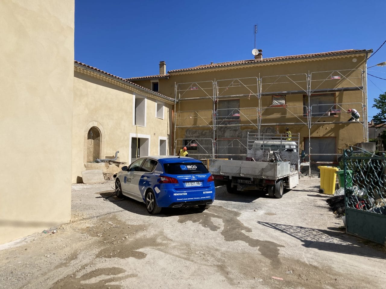 rénovation d'un ancien mas en micro-crèche à Morieres-Les-Avignon - extérieur pendant travaux de rénovation