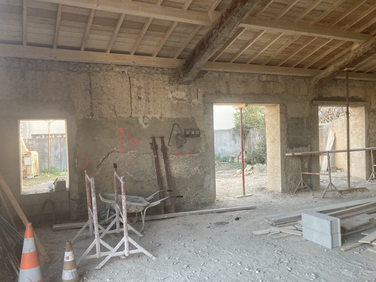 rénovation d'un ancien mas en micro-crèche à Morieres-Les-Avignon - intérieur avant travaux de rénovation
