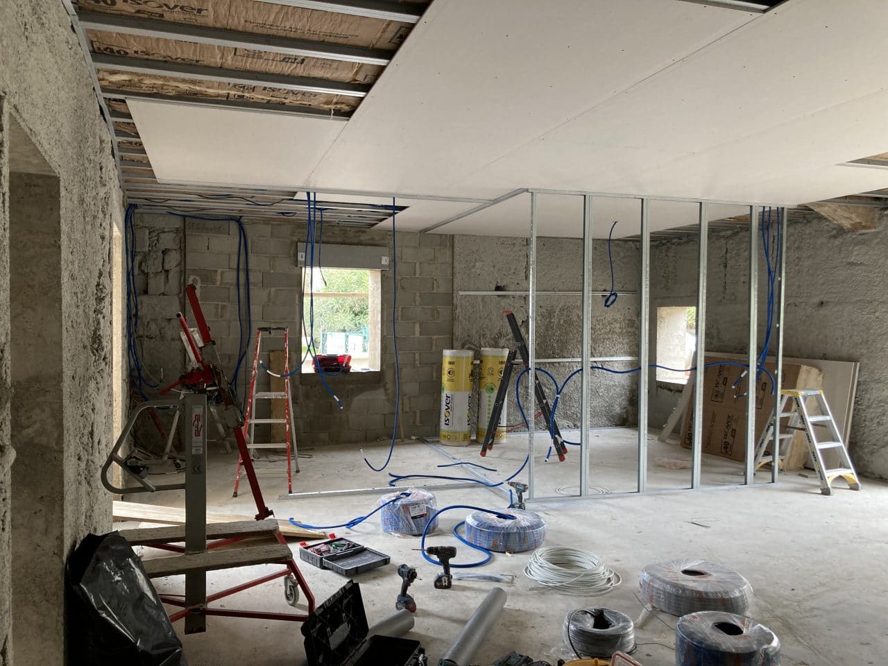 rénovation d'un ancien mas en micro-crèche à Morieres-Les-Avignon - pendant travaux de rénovation