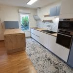 rénovation d'un appartement à Rouen - cuisine avec sol en parquet et carreaux de ciment
