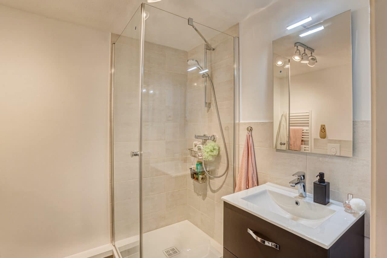 rénovation complète d'un appartement à Strasbourg - salle de bain avec douche et meuble vasque