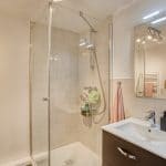 rénovation complète d'un appartement à Strasbourg - salle de bain avec douche et meuble vasque