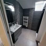 Vasque et sèche serviettes dans la salle de bain - Rénovation d'une dépendance à Plouarzel par illiCO travaux