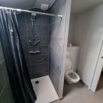 Douche et WC suspendu - Rénovation d'une dépendance à Plouarzel par illiCO travaux