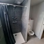 Douche et WC suspendu - Rénovation d'une dépendance à Plouarzel par illiCO travaux