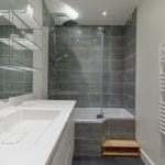 vue générale de la salle de bain rénovée - Rénovation d'une salle de bain à Villeurbanne par illiCO travaux