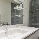 Vasque, miroir et étagères - Rénovation d'une salle de bain à Villeurbanne par illiCO travaux