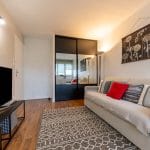 Chambre avec placard intégré - Rénovation complète d'un appartement à Décines-Charpieu par illiCO travaux