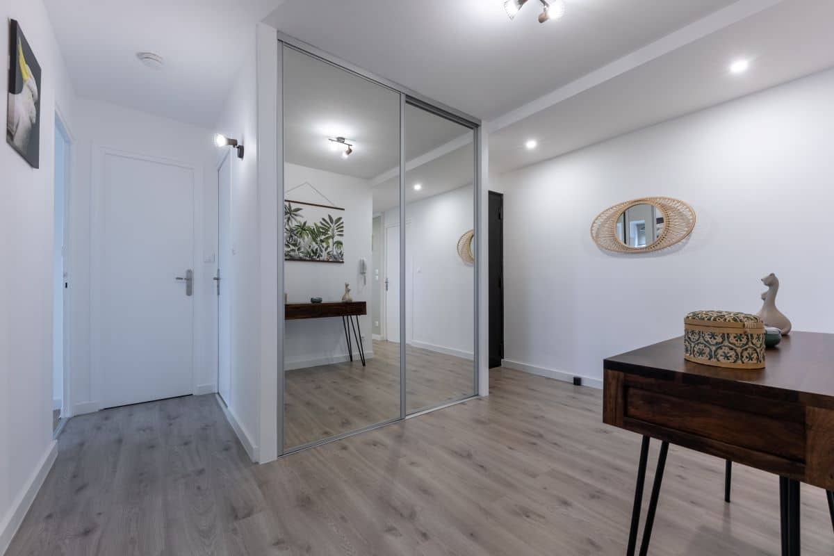 Entrée rénovée - Rénovation complète d'un appartement à Décines-Charpieu par illiCO travaux